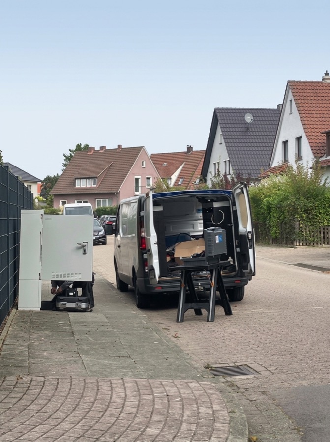 Einsatzfahrzeug von TN Tiefbau an einem Netzverteiler im Wohngebiet